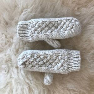 Aerie Cream Cable Knit Mittens